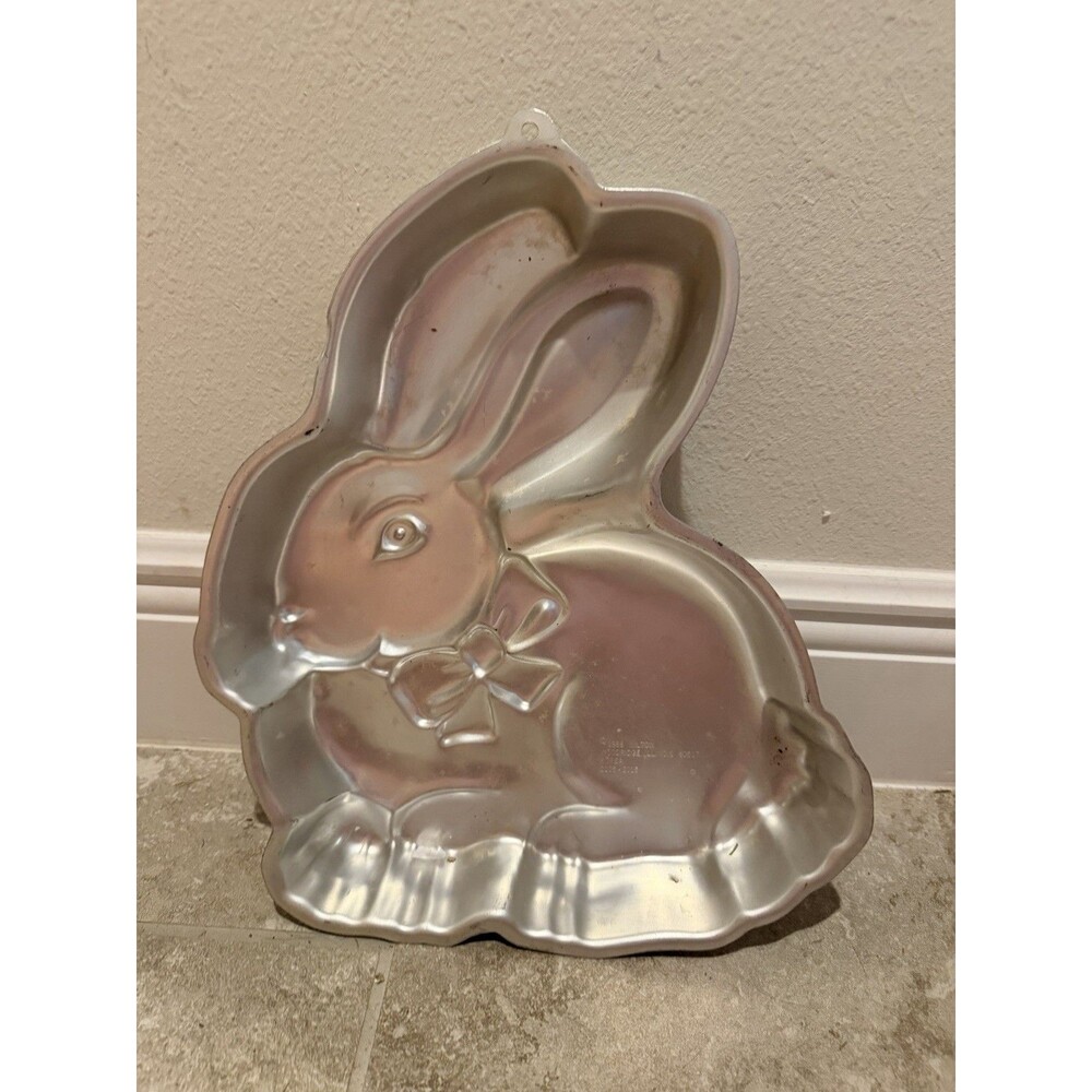 Wilton Vintage 1986 Easter Bunny Rabbit Aluminum Cake Pan Mold 2105-2015